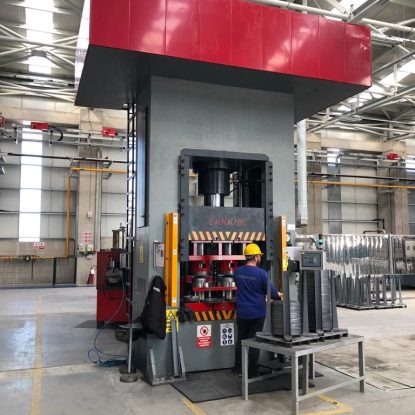 tüplerin hidrolik pres işlemi uygulandığı alan